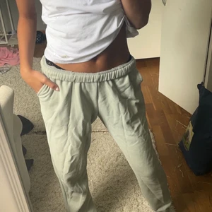 Mintgröna mjukisbyxor - Säljer sköna o snygga mjukisbyxor i strl XS💘 mintgröna färg🥰🥰 kan ha både lågmidjat och högmidjat💘 endast 79 kr!!!