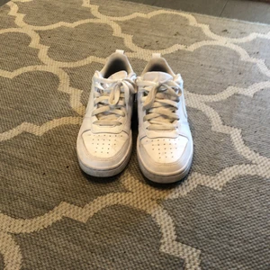 Nike skor storlek 36,5 - Nike skor som är använda enstaka gånger pga för lien strl. Köpta under våren 2022 på xxl .