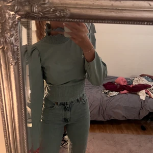 blus  - superfin blus från gina tricot m öppen rygg, använd en gång st 38