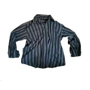 randig skjorta!! - grå svart randig skjorta, hör av dig vid intresse 💓