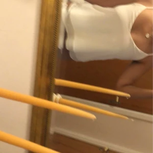 H&M - Det här är ett plagg som jag fick av min morsa på min födelsedag. Har använt den typ bara en gång då  den är lite för smal för mig. :D men skulle bli glad om någon annan gillar den! Och har samma storlek:) 👌