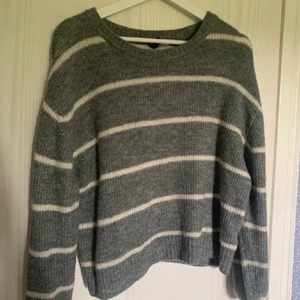 Stickad tröja  - En väldigt fin stickad tröja från Hm. Sparsamt använd och i väldigt bra skick. Fler bilder kan ges vid behov. Köparen står för frakten, pris kan diskuteras🤍