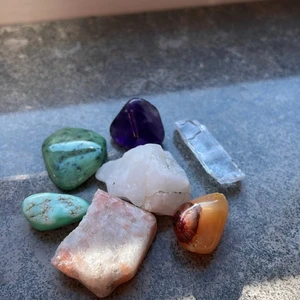 Äkta kristall kit❤️ - 10kr st men för ametisten 13kr, men alla för 60kr. Kristallerna är 100% äkta!Säljer lite kristaller då jag inte använder dom. Som sagt vet jag inte vad för kristaller dom gröna e, skriv t mig om ni vet!💞 kom dm för fler bilder☺️