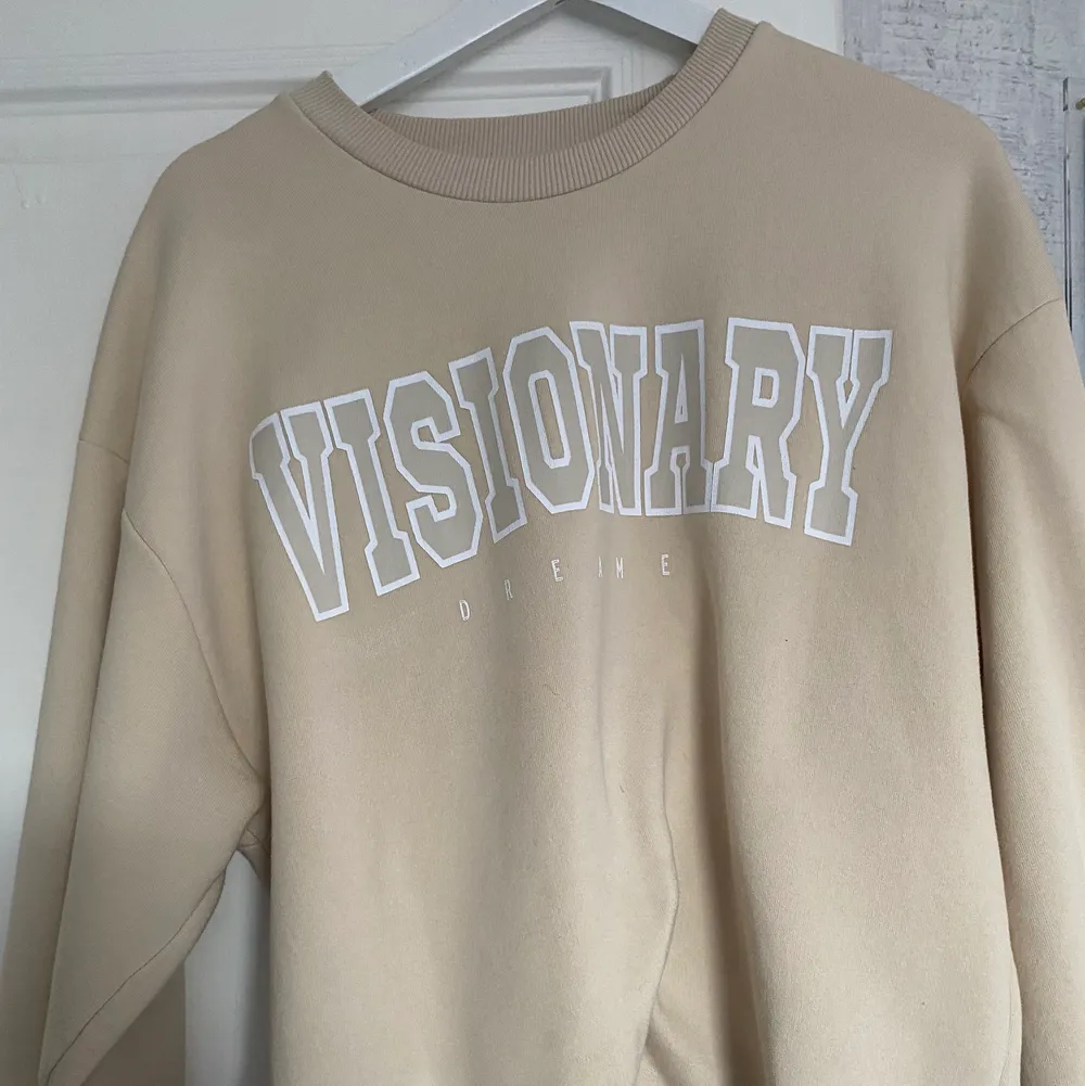 Beige sweatshirt från Gina tricot, strl M. Knappt använd💗 Nypris: 249kr. Billigare frakt finns! . Tröjor & Koftor.