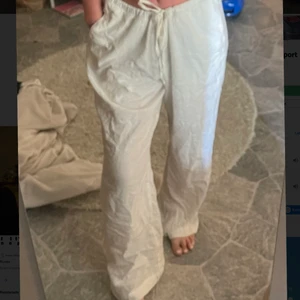 Linnebyxa  - Knappt använda. Storlek L men skulle säga att de passar de flesta storlekar då man kan justera banden i midjan själv. Ord pris 400kr. Andra bilden är samma modell men annan färg för att se passformen bättre 