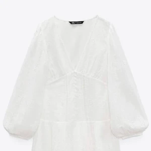 Zara klänning, Xs - Superfin zaraklänning! Helt slutsåld💕 Den är oanvänd, endast provad⭐️ säljer då den inte riktigt passade som jag hade velat💕 den är i storlek XS men passar superbra om man har storlek S💕  orginalpris 559