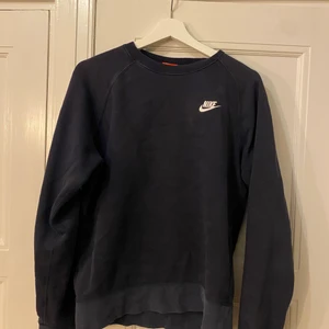 Vintage nike sweater - Sjukt snygg vintage Nike sweater, passar S/M, skick 8/10 några små fläckar som knappt syns, använd en del, skriv för mer bilder, säljes pga lite för liten enligt min smak