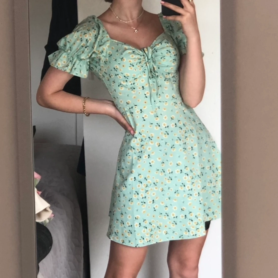 Grön blommig klänning