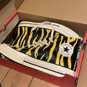 Converse Chuck 70s - Riktigt snygga med läder/ Använda 3 gånger/ Säljer pga för små tyvärr/ Nypris 1100kr köpta på Très Bien/