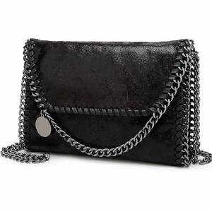 Svart väska  - Säljer nu min fina väska ! Nypris var ungefär 500 . Den är i bra skick .  