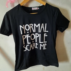 Svart Tshirt - ‼RABATT NÄR DU KÖPER FLERA TSHIRTS OCH HÄMTAR I STOCKHOLM‼ Tshirt med texten "Normal people scare me" 🤔. Bra skick. Säljer många tshirts för att få utrymme i garderoben, så kolla gärna min profil. 🌷2st för 80kr🌷 3st för 100kr🌷5st för 130kr🌷(endast upphämtning)