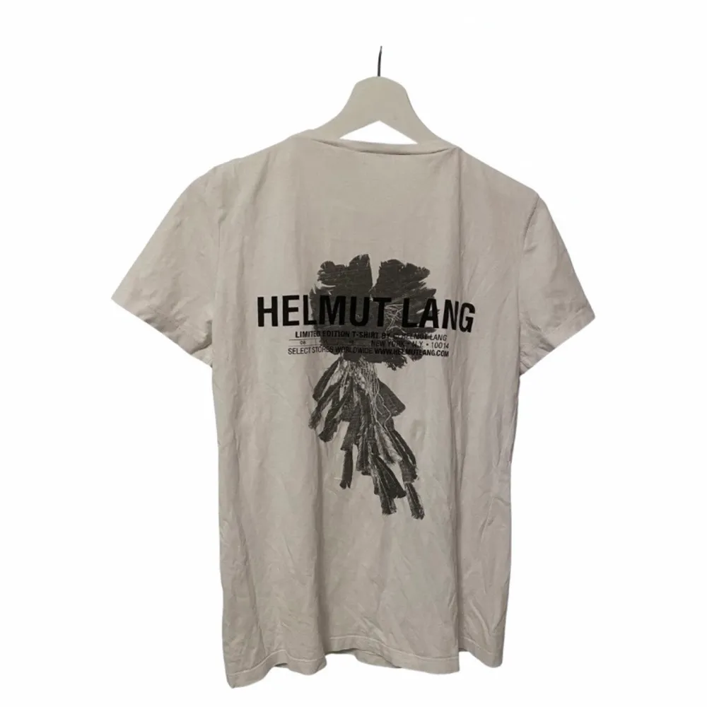 Jätte snygg limited edition t-shirt från Helmut Lang med coolt tryck på baksidan! Passar till allt, nypris är ungefär 1400. T-shirts.
