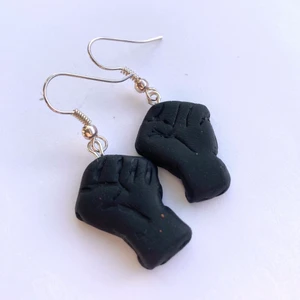 Black lives mattet örhängen - Örhängen i fimolera med BLM symbolen. Örhängena är nickelfria🤍