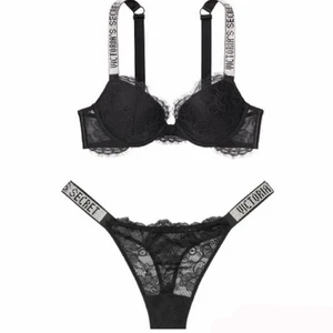  bh och trosor - 🖤säljer nu mitt super snygga set då de inte kommer till användning för att dem inte passar mig🖤 Vädligt fint skick då jag aldrig har använt de utan bara testad🖤 trosorna är i S/M men passar S bättre och Bh:n är 75B🖤 verkligen så så snyggt set med det fina glitter detaljerna🖤 har ni några frågor eller är intresserad skriv gärna till mig privat🖤 direkt köp på 800kr🖤 (OBS SÄLJER DET IHOP)🖤