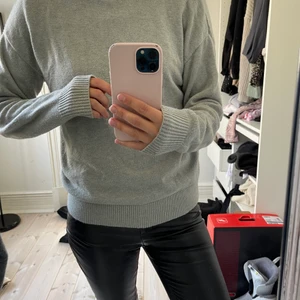 Stickad tröja - Jätteskön stickad tröja med polokrage. Ett litet hål uppe till vänster som knappt syns 