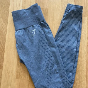 Gymshark ljusgrå - Högmidjade ljusgrå gymshark i nyskick