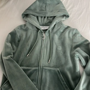 Juicy kofta storlek M - Säljer min juicy kofta då den är lite förstor. Skriv för fler bilder eller frågor.