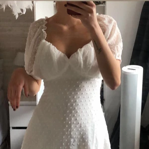 Klänning  - Säljer denna super söta klänningen som jag tänkte ha till studenten men hitta en annan! Sitter som en smäck (Bara testad) hör av er vid intresse 💕