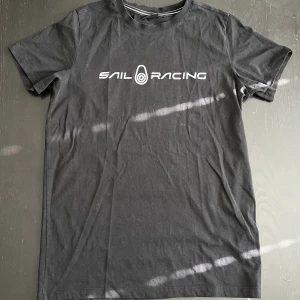 Sail Racing T-shirt - Storlek S, lite använd 