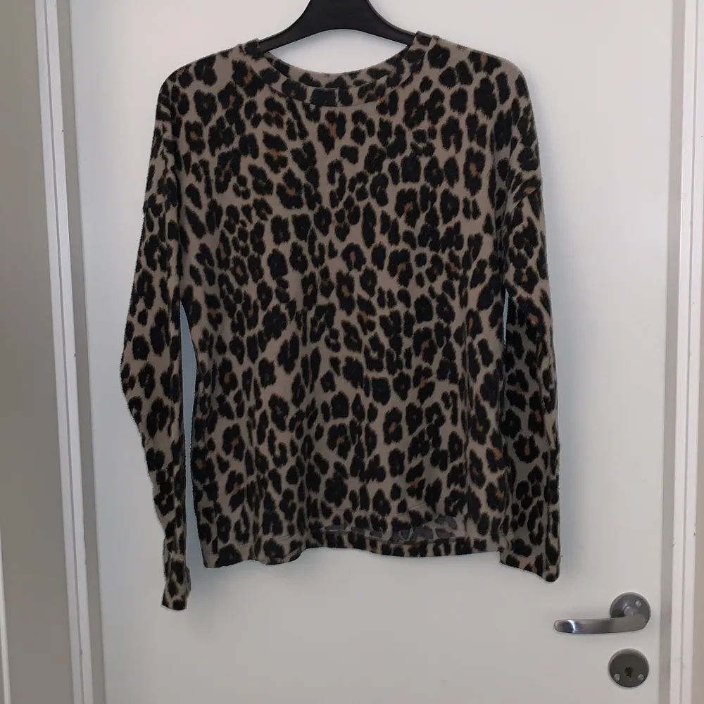 Säljer den då den inte används längre. En leopardmönstrad tröja i mjukt material från Gina Tricot i storlek M. Den är i fint skick. Köparen står för frakten🤍. Tröjor & Koftor.