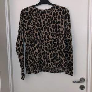 Säljer den då den inte används längre. En leopardmönstrad tröja i mjukt material från Gina Tricot i storlek M. Den är i fint skick. Köparen står för frakten🤍