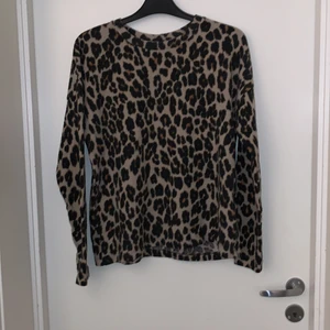 Leopardmönstrad tröja - Säljer den då den inte används längre. En leopardmönstrad tröja i mjukt material från Gina Tricot i storlek M. Den är i fint skick. Köparen står för frakten🤍