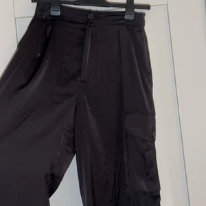Svarta Cargo Pants - Skitsnygga cargo pants, sitter perfekt på! 💣       Dom har inga tecken på användning och är i fin kvalite. Jätte skönt material. Köpte från Monki för nått år sedan och säljs ej längre.  Storlek är 36, funkar till ni som är storlek XS-M. Priset är 250kr INKLUSIVE frakt! 💋