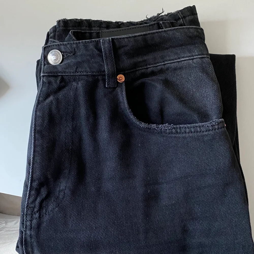 Säljer nu dessa jeans från Gina💕 Dom är endast använda 2 ggr så dom är i nyskick! Modellen heter 90s straight och är då raka hela vägen💖 Strl 38 Nypris: 599:- Vid fler bilder så skriv privat🥰. Jeans & Byxor.