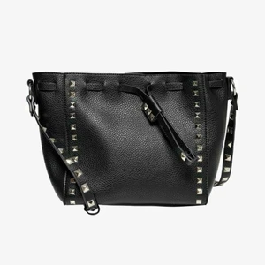 Väska - Säljer denna snygga väska eftersom den inte kommer till användning längre, använd mycket men i bra skick! Det ända är att några trådar har gått upp vid kanten vid öppningen men det är bara enkelt och klippa bort! Köpt från zalando för 400kr💕Köparen står för frakt