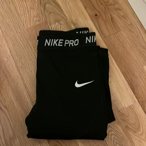 Nike Pro Byxor  - Säljer mina Nike Pro byxor som är annvända ca 5 gånger. Säljer pågrund av att dom inte kommer till användning. 