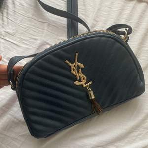 Säljer denna fina ysl väska. (Fake) men i högt kvalite. 💗