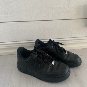 Svarta Nike Air Force - Svarta Nike Air Force i storlek 36🖤 I bra skick men har lite defekter i hälarna (kan skicka bild om det efterfrågas)! Säljer därmed dem för endast 100kr. Köparen står för frakten🥰🖤
