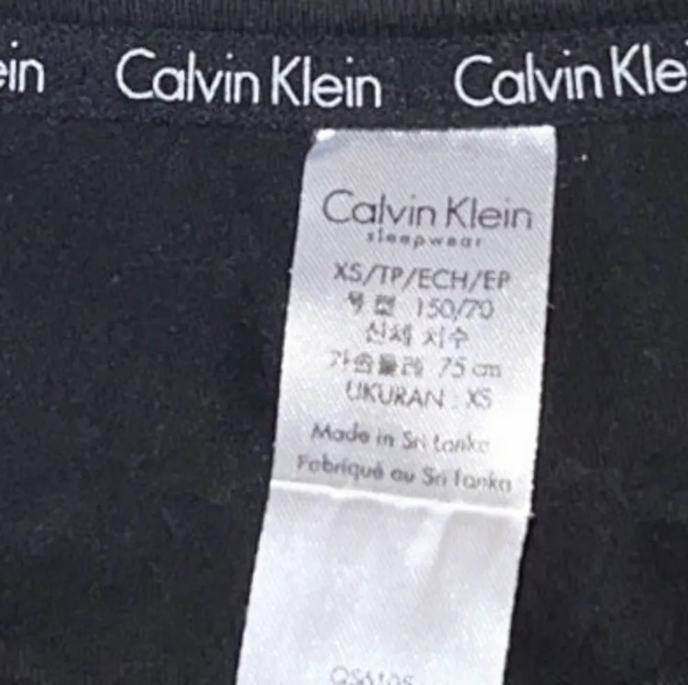 Snygg svart Calvin Klein t-shirt i storlek XS. Passar även till S (Äkta) supersnygg året om. Nypris ca300kr✨. T-shirts.
