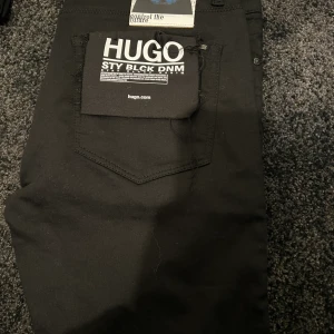 Hugo boss byxor  - Byxor till herr storlek 33/34, stretchigt material, helt nya aldrig använda eller ens provade.