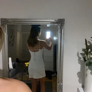 Vit klänning - Vit klänning från asos i storlek S. aldrig använd (endast testad) och prislappen sitter kvar på! Väldigt skön i materialet och är inte särskilt genomskinlig. Passar perfekt för student / skolavslutning/ sommarfest. 