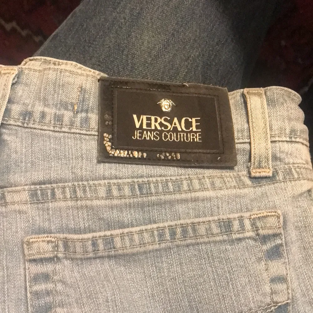 Versace jeans med mönster med pärlor i storlek 26 40. Jeans & Byxor.