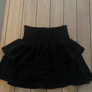 Chelsea - Säljer den populära Chelsea kjolen i svart då jag har en sedan innan. Storlek xs men passar även de som har s. Använd enstaka gång men inga slitningar. Original pris 449. Frakt står köparen för!💕