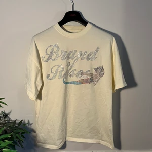 Brand of roses T-shirt (sällsynt) - En snygg Rhinestone crewneck i märket Brand of Roses. Storlek S, sitter även väldigt bra på M då den är ganska stor i storleken. Extremt sällsynt då det bara finns två gjorda exemplar i hela världen.