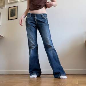 Lee jeans från 70talet, jag är 166cm. Innerbenslängden är 81 och midjan 73. 