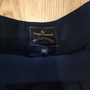 Vivienne Westwood stl 42 US (stl 36 EU) - Ovanlig passform, hög i midja och vida ben. Svart.