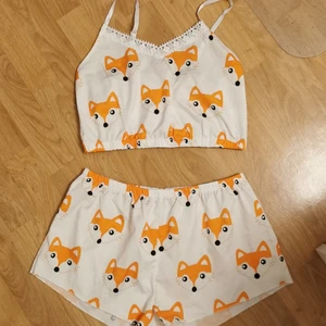 Gulligt pyjamasset med rävar S/M - Frakten är inkluderad i priset!🌱 Jättemysigt pyjamasset med rävar🦊 stretch/resår i båda plaggen och justerbara band på linnet. 