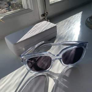 Skitsnygga solglasögon från Chimi, säljes pga har ett par andra. Inga repor och knappt använda! Färgen litchi modell 008