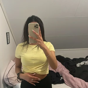 Topp - Gul topp från even&odd står ingen stl men skulle säga xs