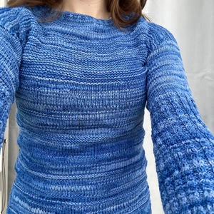 Blå stickad tröja💙 - Blå stickad tröja med glittriga trådar i 💙 köpt secondhand men har inte kommit till användning av mig