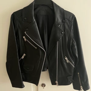 Skinnjacka från &Other Stories  - Säljer min fina skinnjacka från &Other Stories i strl 36. Normal passform, dock lite kortare i armarna. Har använts ett flertal gånger, fortfarande fin kvalité. Köpare står för frakten, hör av dig för mer info! 