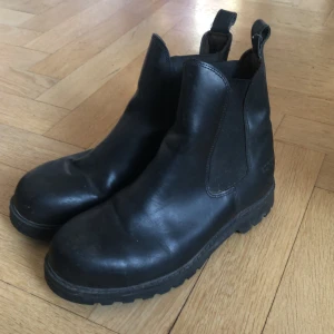 Crw ridskor st 36 - Väldigt fina och bekväma ridskor med stålhätta som varit till användning men är i fint skick!
