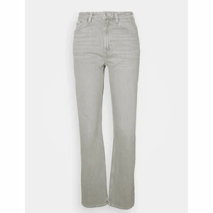 Weekday  - Säljer dessa jätte fina jeans som är slut sold på Zalando🌸 dem är använda runt 3 gånger men har tyvärr inte kommit till så mycket andvändning💖skulle nog säga att det är storlek S-M. Nypris:499