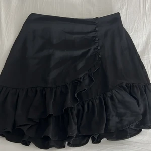 Ginatricot kjol - Säljer min superfina volangkjol med knappar framtill då jag har tröttnat lite på den. Använd ett fåtal gånger. Skriv privat för frågor eller fler bilder.