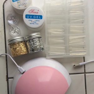 Naglar - Uv gel två tuber, tippar långa, glitter, uv lampa bra skick, 