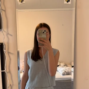 Fin väst!  - En snygg stickad väst från hm. Säljer då den inte kommer till andvändning. Har aldrig andvändts💙 Storlek S men skulle även passa XS då den är lite mindre i storleken💙